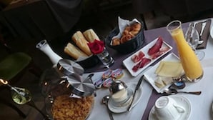 Se ofrece un desayuno a la carta todos los días (por un coste adicional)