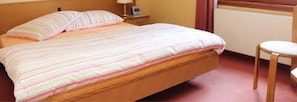 Desk, blackout drapes, free WiFi, bed sheets - Hôtel de la Plage (Preverenges)