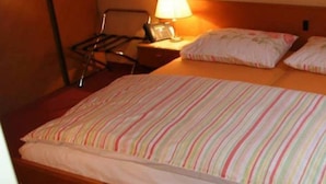 Escritorio, cortinas opacas, wifi gratis y ropa de cama