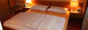Desk, blackout drapes, free WiFi, bed sheets - Hôtel de la Plage (Preverenges)