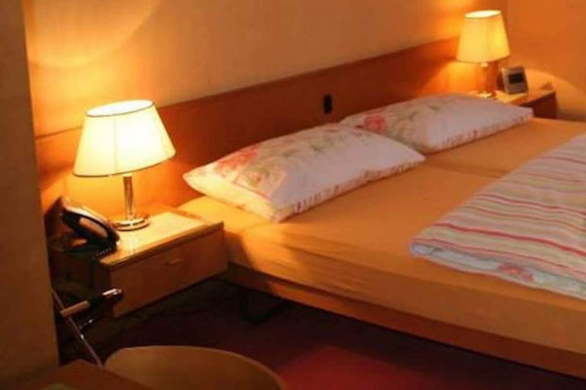 Een bureau, verduisterende gordijnen, gratis wifi, beddengoed