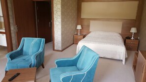 Deluxe Suite | In-room safe, rollaway beds, free WiFi, bed sheets