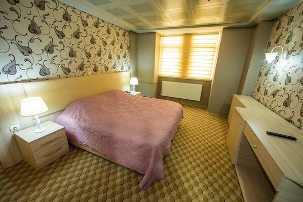Deluxe Suite | In-room safe, rollaway beds, free WiFi, bed sheets