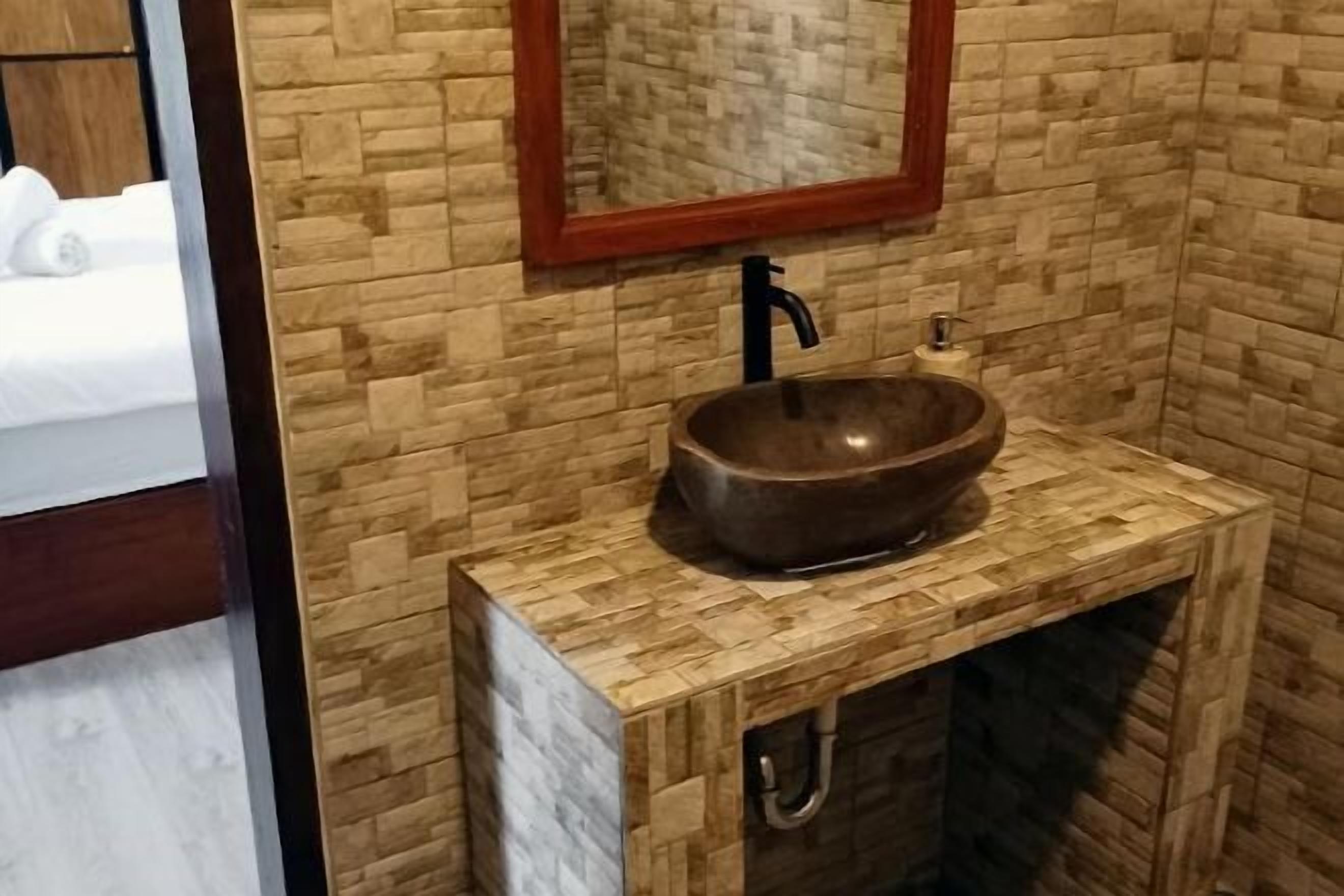 Badeværelse | Bruser, håndklæder, Sæbe, Toiletpapir