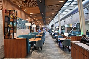Petit déjeuner, déjeuner et dîner servis sur place