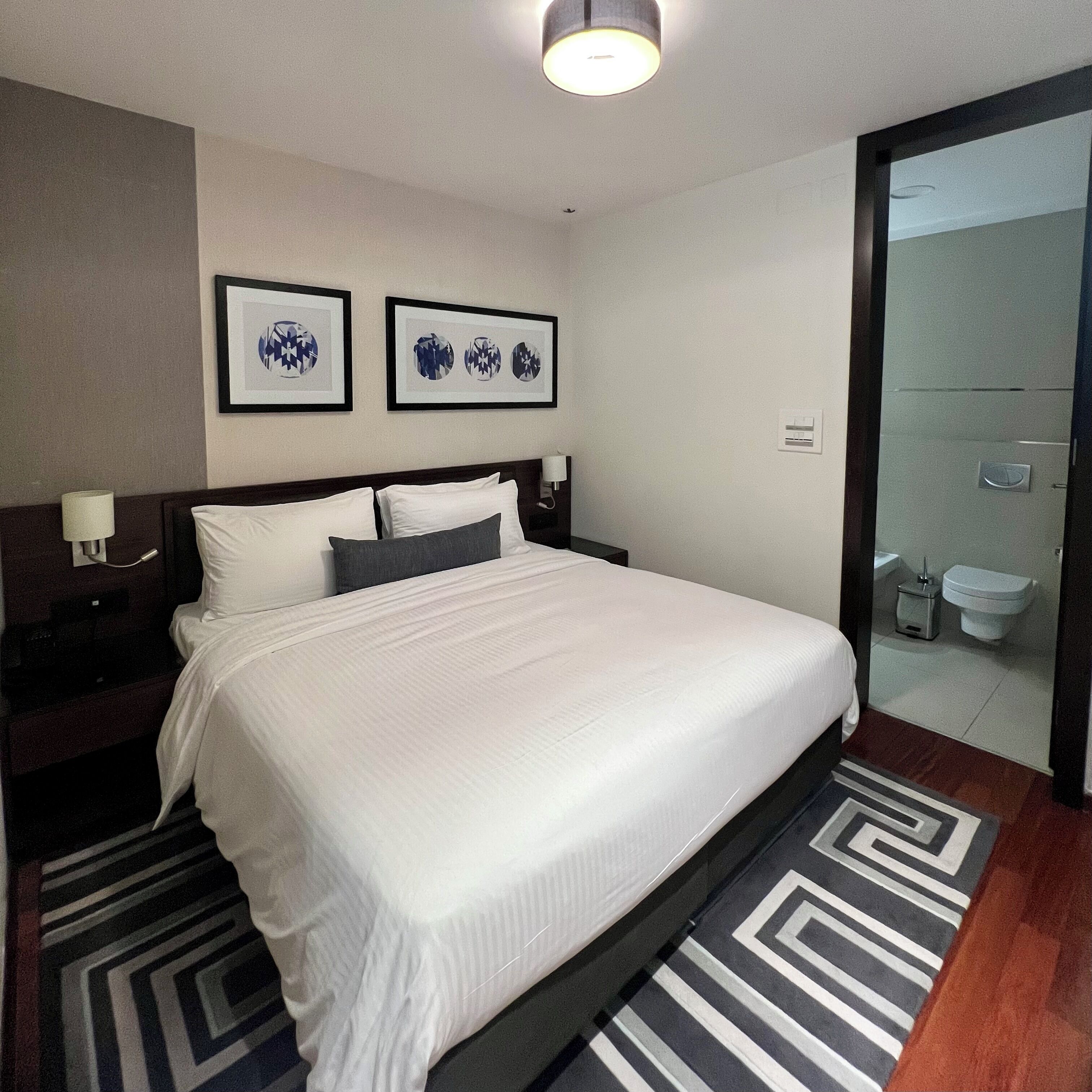 Appartement, 2 slaapkamers | Hypoallergeen beddengoed, donsdekens, een kluis op de kamer, een bureau