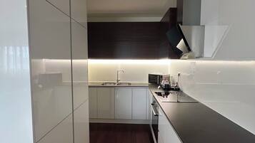 Appartamento, 2 camere da letto, balcone, vista città | Cucina privata | Frigorifero, microonde (su richiesta), forno, piano cottura