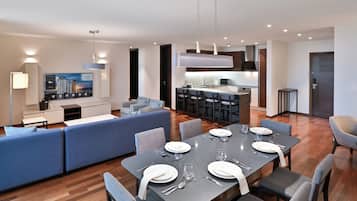 Suite, 2 habitaciones, balcón (Spacious) | Zona de estar | Smart TV de 65 pulgadas con canales por satélite, una televisión