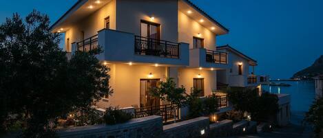 Boendets fasad - kväll/natt