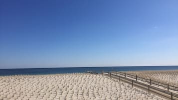 Sulla spiaggia, lettini da mare