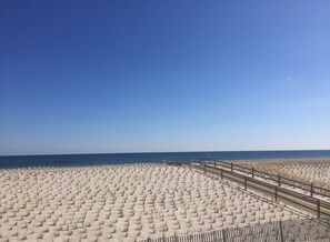 Na praia, espreguiçadeiras 