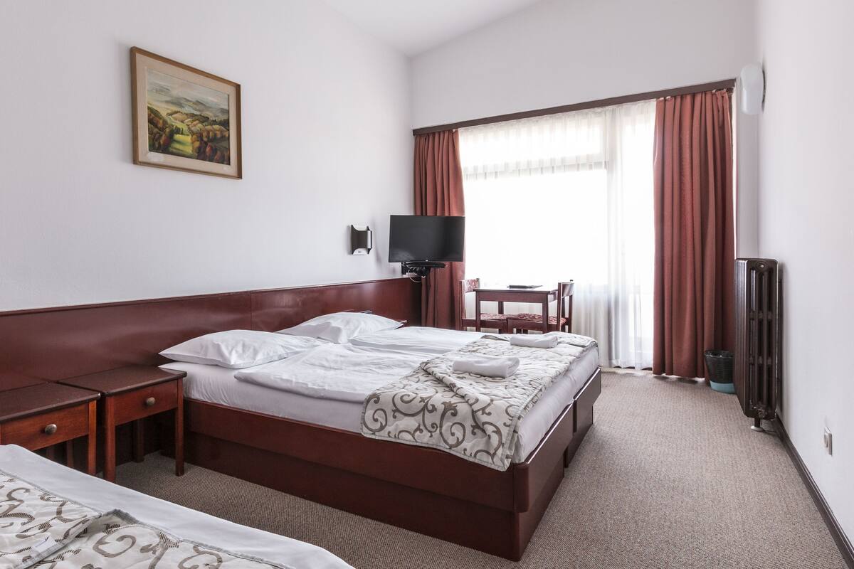 Habitación triple, balcón | Cunas