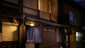 Vista frontal de la propiedad por la tarde o noche