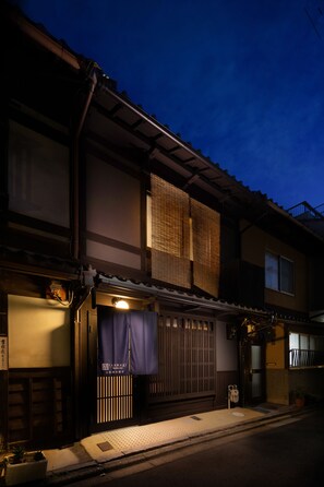 Front of property – evening/night - Tsumugi Shichijohorikawa (Kyoto)