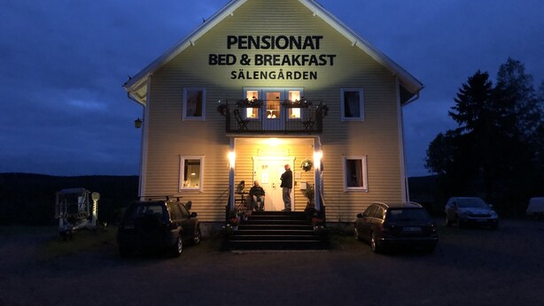 Ein zweistöckiges Gebäude mit der Aufschrift "Pensionat Bed & Breakfast Sälengården".