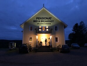 Un edificio de dos plantas con un letrero que dice "Pensionat Bed & Breakfast Sälengården".