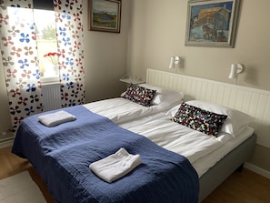 Cortinas blackout, wifi gratis y ropa de cama 
