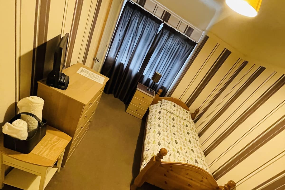 Single Room, Private Bathroom (Room 6)