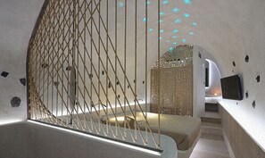 Deluxe Στούντιο-Σουίτα, Ιδιωτική Πισίνα (Earth Suite) | Κλινοσκεπάσμα�τα υψηλής ποιότητας, μίνι μπαρ, χρηματοκιβώτιο στο δωμάτιο 