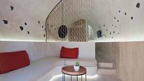 Studiosuite – deluxe, privat basseng (Earth Suite) | Sengetøy av topp kvalitet, minibar, safe på rommet og lydisolert