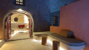 Studio Suite Deluks, kolam renang pribadi (Earth Suite) | Seprai premium, minibar, dan brankas