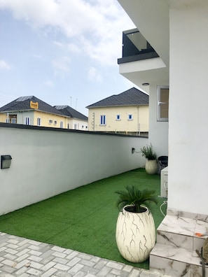 Exterior detail - Brand New Executive 4 Bedroom Duplex (Lekki)