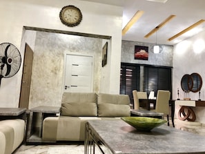 Smart TV - Brand New Executive 4 Bedroom Duplex (Lekki)