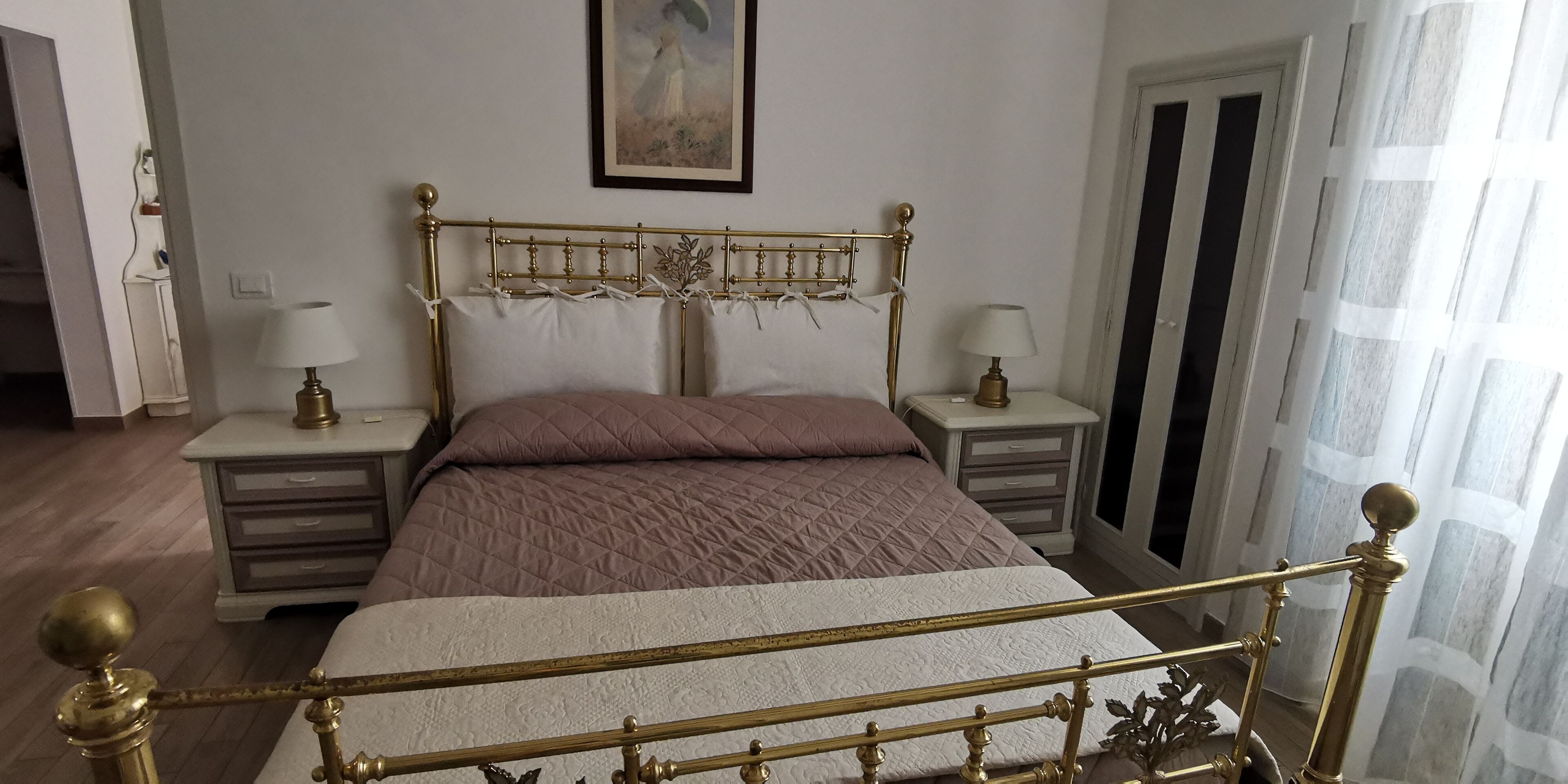 3 camere, una scrivania, ferro/asse da stiro, culla da viaggio