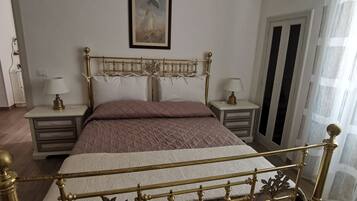 3 bedrooms, desk, iron/ironing board, travel crib