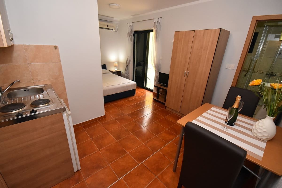 Economy Studio | Soundproofing, iron/ironing board (on request), bed sheets
