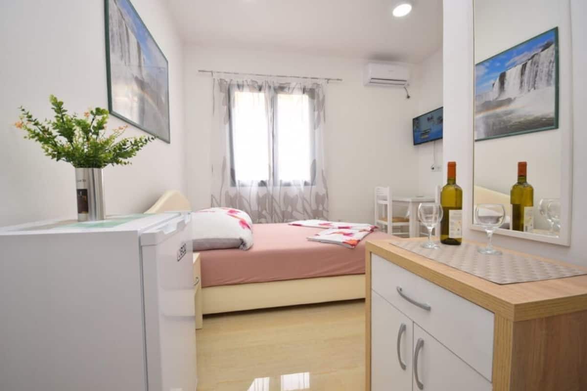 Soundproofing, iron/ironing board (on request), bed sheets