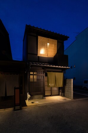 Bagian depan properti - sore/malam
