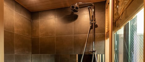 Private Vacation Home | Bathroom amenities | Combined shower/bathtub, deep-soaking bathtub, free toiletries