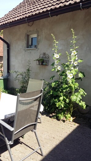 Outdoor dining - off in the summer 08 (Jabel)