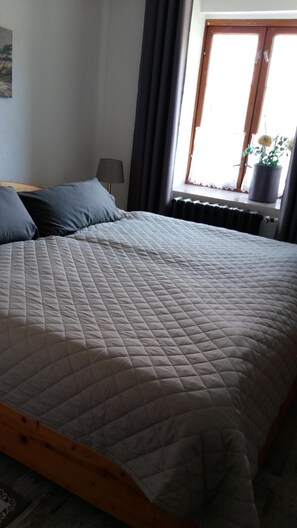 2 bedrooms, iron/ironing board, travel cot, WiFi - off in the summer 08 (Jabel)