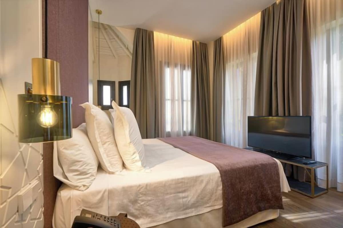 1 bedroom, premium bedding, memory foam beds, minibar (free items)