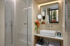 Standard Suite | Bathroom | Shower, rainfall showerhead, free toiletries, hair dryer - Suites Murillo Plaza Sta Cruz (Seville)