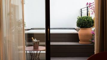 Deluxe Suite, Jetted Tub | View from room