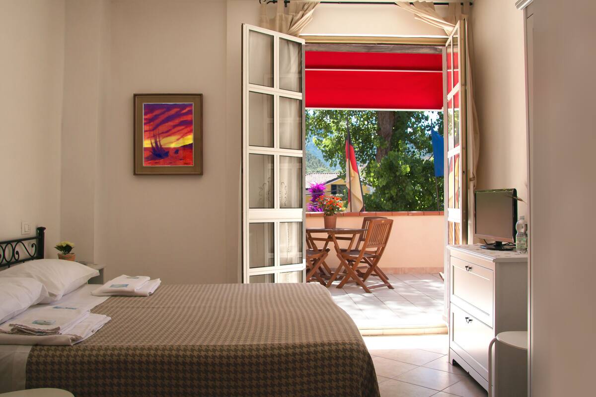 1 bedroom, blackout curtains, cots/infant beds, rollaway beds
