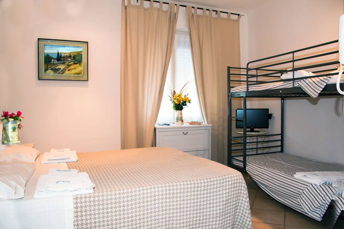 1 bedroom, blackout curtains, cots/infant beds, rollaway beds