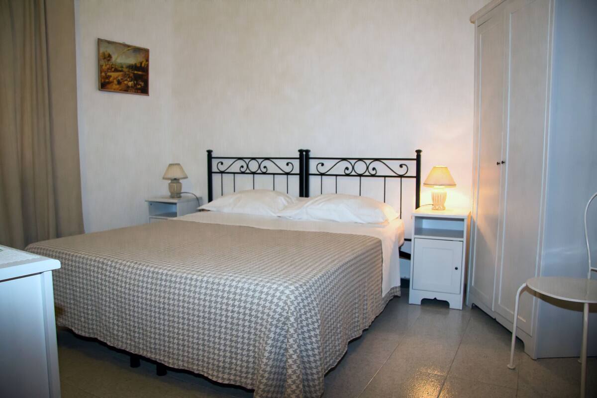 1 bedroom, blackout curtains, cots/infant beds, rollaway beds