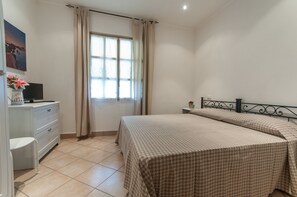 1 bedroom, blackout curtains, cots/infant beds, rollaway beds