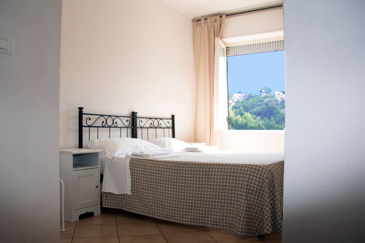 1 bedroom, blackout curtains, cots/infant beds, rollaway beds