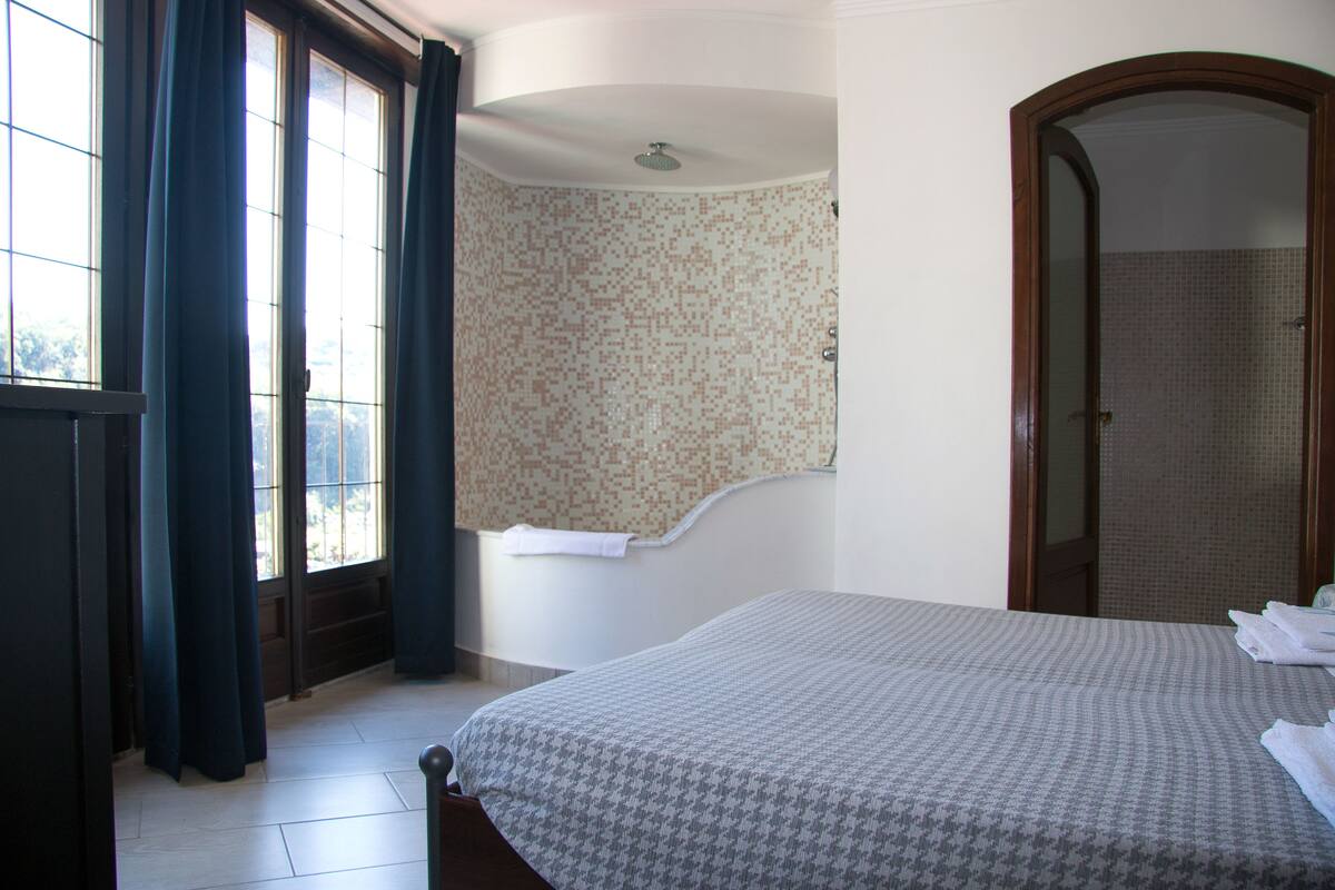 1 bedroom, blackout curtains, cots/infant beds, rollaway beds