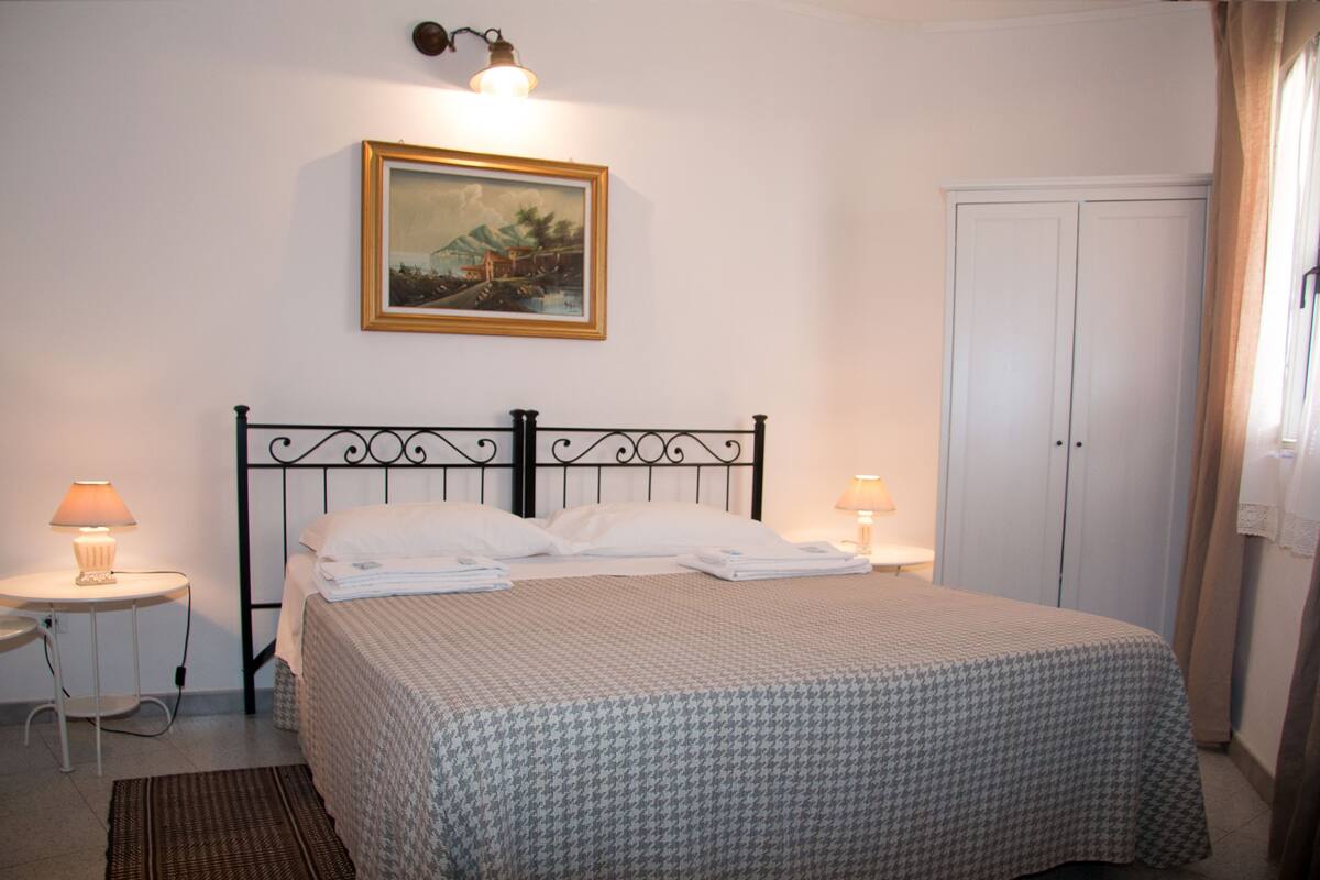 1 bedroom, blackout curtains, cots/infant beds, rollaway beds