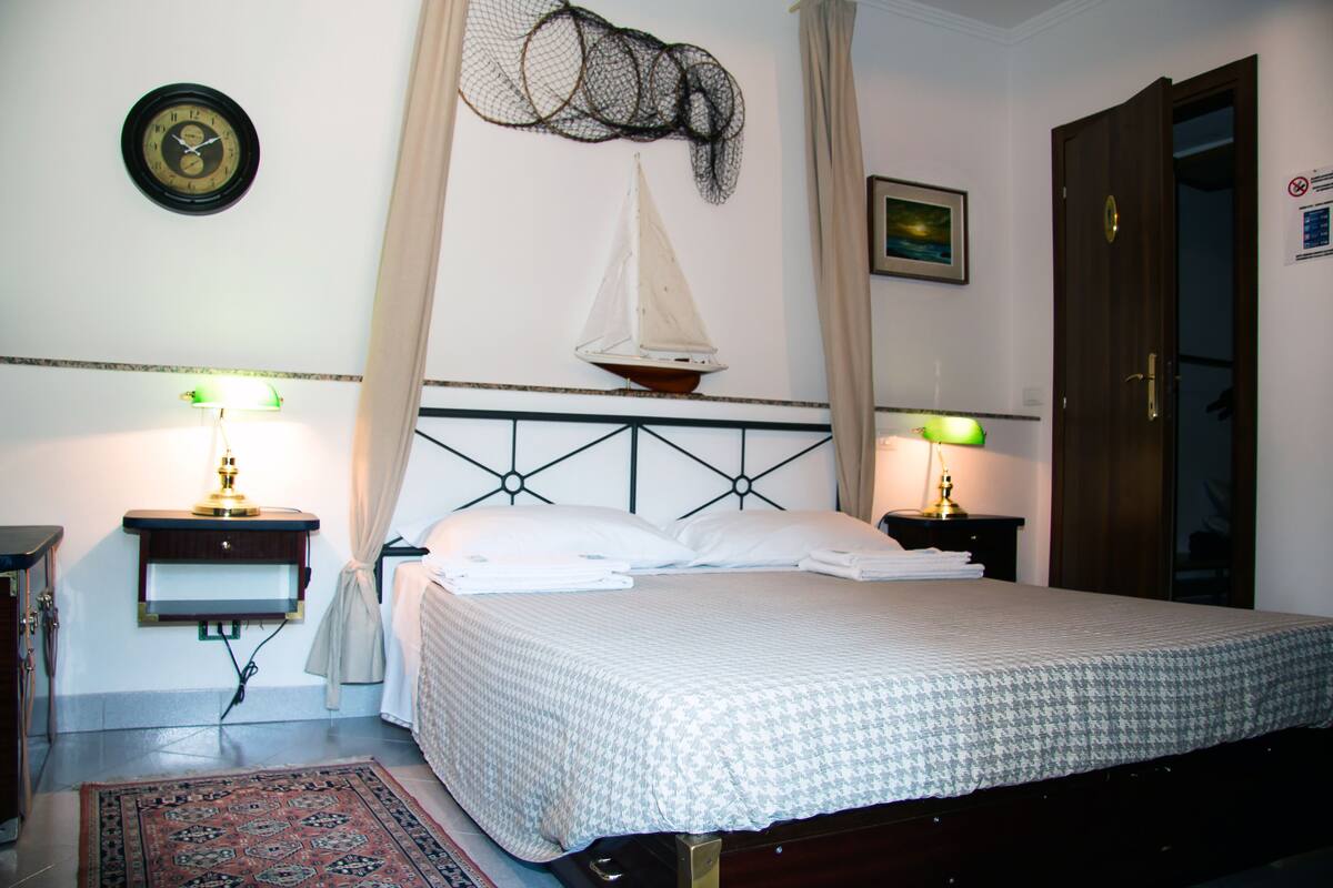 1 bedroom, blackout curtains, cots/infant beds, rollaway beds