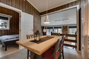 Stuga - 2 sovrum | Eget kök | Stort kylskåp, ugn, spishäll och diskmaskin