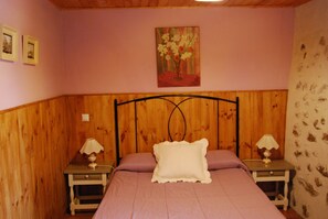 3 bedrooms, desk, iron/ironing board, free WiFi