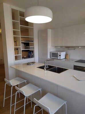 Kühlschrank, Mikrowelle, Ofen, Herdplatte