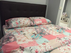 Escrivaninha, quartos à prova de som, roupa de cama